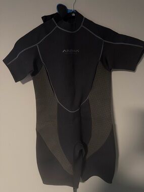 BNWT Womens Akona Adventure Gear 3mm Shorty Wetsuit. Size 13/14. Never worn.